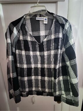 entro Black & Gray Plaid V-Neck Knit Top